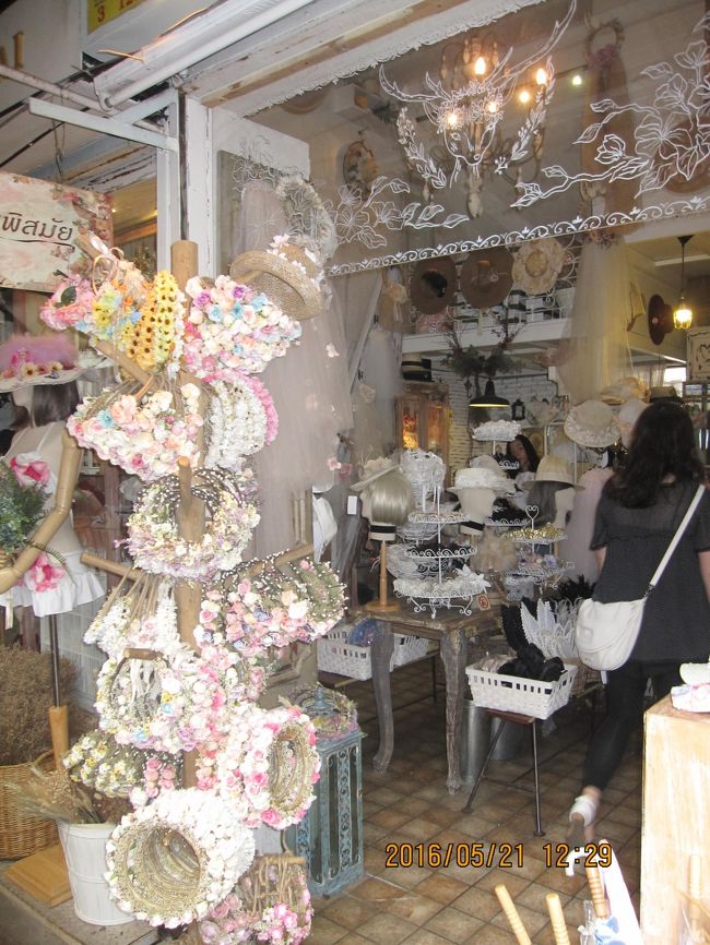 JJ(チャトゥチャック・ウィークエンド・ マーケット)にある、AKBで有名になった水着探し！<br />確かに写真を見ると　めっちゃ差別化が図れる水着で興味津々<br />で迷宮であるJJを何となくの情報を頼りに探し<br />お店はセクション3のこじゃれたファッション関係が多いsoi<br /><br />このショップの名前はChuan Pisamai（チュアンピサマイ）<br />AKBのPVで一躍有名になり、確かにPVを見ると斬新な水着で興味を引く<br />でショップにて現物を確認するとなんと造花がそのままアレンジしてある<br />ショップのオーナーに話を聞くと水着として着用して2，3年は全く問題なく使えるとのこと<br /><br />遠めの写真なのではとても良い感じだったものの現物が造花だと分かると連れも相当引き気味<br />写真だと発色が良い感じがしたがこれも現物を見るともろ造花なのでなんだか残念な感じ見えてしまった。<br />結局連れは他の水着ショップで今回のプールできる水着を調達したが、因みにトップス、ボトム、パンツを組み合わせてトータル千円未満という感じでここの製品が高額商品に見えてしまった。<br /><br />個人的な幻想も波に流された感じで...<br />イメージとは大事なものですね<br />