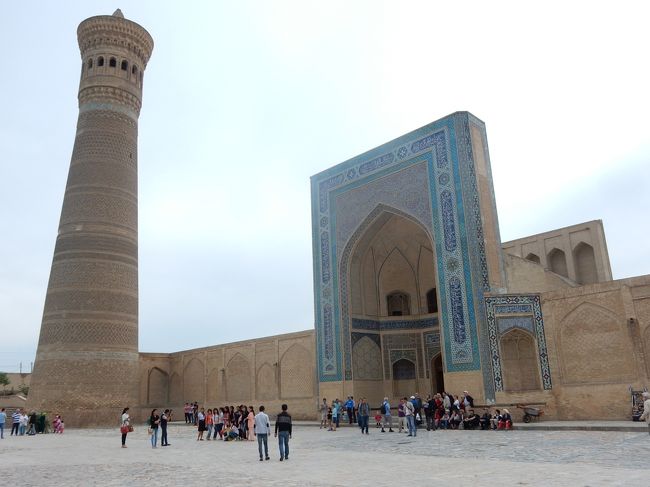 2016年GWは初めて中央アジアの地に行きました。ウズベキスタンの数多くのメドレセ、モスクの美しさには何の言葉も出ないほど絶句しました。物価も驚くほど安く、予想以上に旅行しやすい素晴らしい国でした。<br /><br />---------------------------------------------------------------<br />スケジュール<br /><br />　4月29日　成田−タシケント　タシケント観光　[タシケント泊]<br />  4月30日　タシケント観光　タシケント−（フライト）−ウルゲンチ−ヒヴァ　ヒヴァ観光　[ヒヴァ泊]<br />　5月1日　 ヒヴァ観光　ヒヴァ−ウルゲンチ−（フライト）−ブハラ　[ブハラ泊]<br />★5月2日　 ブハラ観光　[ブハラ泊]<br />　5月3日　 ブハラ−（列車）−サマルカンド　サマルカンド観光　[サマルカンド泊]<br />　5月4日　 サマルカンド観光　[サマルカンド泊]<br />　5月5日　 サマルカンド観光　サマルカンド−（列車）−タシケント　タシケント観光　−　[機中泊]<br />  5月6日　 −成田