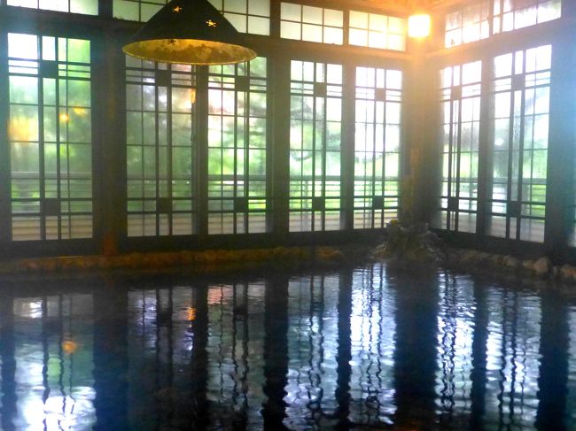 万葉集にも詠まれた約1300年もの長い歴史を誇る二日市温泉<br />その中に佇む『大丸別荘』<br />6千坪の敷地 創業慶応元年よりの純日本旅館<br />外観も昔ながらの老舗といった情緒たっぷりな建物<br />日本庭園がある老舗旅館で 150年の歴史があります<br /><br />日帰りプランは2パターンあり 宿泊用のお部屋か食事用のお部屋かで<br />料金は違いますが どちらも4時間利用できてくつろげます<br /><br />Aプラン食事専用個室利用 月〜土 1名 5940円〜<br /> 日祝・夜 1名 8316円〜<br /> (大浴場のタオルが使用できますが浴衣はなし)<br /><br />Bプラン宿泊専用客室利用 月〜土 1名 8316円〜<br /> 日祝・夜 1名 10692円〜<br /> (アメニティグッズ バスタオル 浴衣付き) <br /><br />今回利用したのは食事専用個室利用 5940円のコース<br /><br />