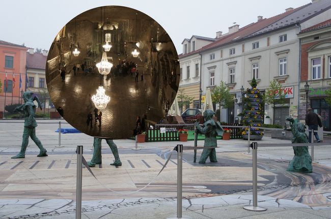 ポーランド１０日目の５月１日(日)は、最初に、７：１０クラクフ(Kraków)〜７：３１ヴィエリチカ(Wieliczka)の鉄道に乗り、ヴィエリチカへ行きます。<br />ヴィエリチカ岩塩坑は、深さは地下327 m、全長は300 km以上に及び、観光客向けの3.5 kmの坑道には、歴史上や神話上の様々なモチーフを象った彫像が並んでいます。