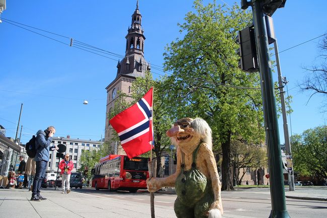 ４泊５日でノルウェーのオスロとベルゲンとフィヨルドを巡った旅の記録。<br /><br />２日目、朝から晴天に恵まれる。<br />この日は一日オスロ市街を散策。<br /><br />２日目の旅程：<br />　・カール・ヨハン通りを歩く<br />　・オスロ国立美術館で「ムンクの『叫び』」鑑賞<br />　・王宮前で「衛兵の交代式」見学<br />　・市庁舎内見学<br />　・再びオスロのベイエリアで夕食<br /><br /><br />滞在ホテル：<br />　コンフォート ホテル ボルスパーケン<br /><br />ちなみに、ここのホテルの朝食は結構充実してて、ニシンの酢漬けやサバの燻製、ノルウェー産のブラウンチーズ等、ノルウェーらしい朝食メニューもたくさん食べられる。<br />一方、駅に近い方の「コンフォート ホテル エクスプレス セントラルステーション」は朝食サービス無し。<br /><br /><br />関連旅行記：<br />１日目　ノルウェー到着<br />http://4travel.jp/travelogue/11141748