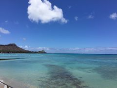 青い空と海に浮かぶ白い雲。太陽に輝く緑の樹。　ハワイ！　（１日目・出発～ワイキキ）