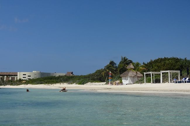ちょっと早いメキシコでの夏休み。<br />7月~8月の夏休みシーズンで混雑する前にカンクンのリッツカールトンに3泊、マヤコバのバンヤンツリーに4泊して来ました。<br /><br />次に来るときはカンクンはなしで全泊こっちでいいね~と話すほどマヤコバが気に入りました。<br />マヤコバは一つのリゾート地となっており、敷地内にローズウッド、フェアモント、バンヤンツリー(現在アンダーズがローズウッド近くに建設中)のホテルがあり、ホテルを縫うようにゴルフ場があります。<br /><br />ジャングルとラグーンに囲まれている分、カンクンと比べて蚊などの虫は多いです。またイグアナや巨大トカゲ遭遇率が高いです。サル、ワニなどもいて都会的なカンクンとは全く別のリゾートです。<br /><br />マヤコバから1時間で行けるトゥルム遺跡見学を予定していましたが、結局はホテルから出ずにだらだら過ごしてしまいました。