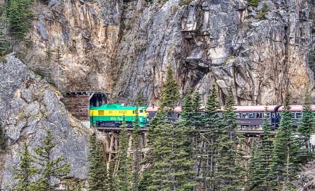 <br /> アラスカクルーズで もっとも 行きたかった スキャグウエイの<br /><br /> ユーコン鉄道 !!<br /><br /> カナダの大自然の中を 列車で 走る 3時間 半・・・<br /><br /> アラスカクルーズは 2回目ですが 前回は無かったので<br /><br /> とても楽しみにしていました〜<br /><br /> 雪山の中を 走る 列車の中から 美しい景色が 眺められ 最高〜<br /><br /> ほとんどの時間を 外で 写真を撮っていたのですが <br /><br /> 好きな雪山が 流れるように 走り去る・・・<br /><br /> 貴重で 忘れられない 映像でした〜<br /><br />5日 カナダプレイス観光 ホテル泊<br /><br />・6日 バンクーバー出港<br /><br />・7日 at sea<br /><br />・8日 メンデルン 氷河<br /><br />・9日 ジュノー<br /><br />・10日 グレーシャー・ベイ 国立公園 観光<br /><br />・11日 ケチカン 観光<br /><br />・12日 at sea<br /> <br />・13日 バンクーバー 帰港 キャピラノ渓谷 観光 ホテル泊<br /><br />・14日 グランアイランドビル 観光 ホテル泊<br /><br />・15日 12時 ホテルチェックアウト 空港へ<br /><br />・16日 羽田空港経由 神戸空港 夜 帰宅