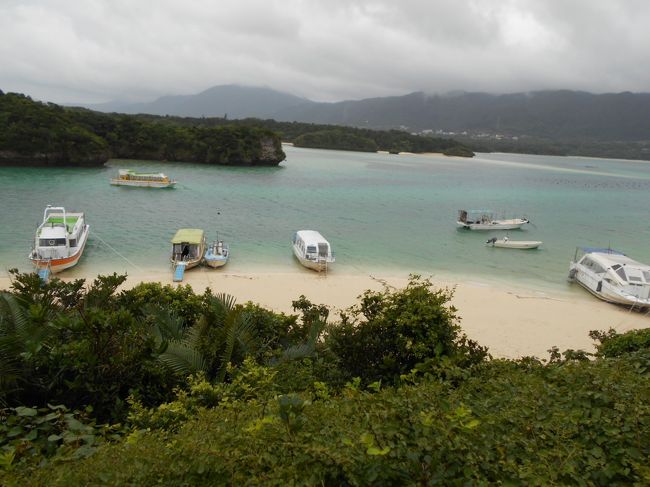 毎年沖縄を訪れていますが、主に石垣島の自然を巡ってみたいと思います。6月は梅雨の時期で、不安もありましたが天気予報はあてにならないという話もありますので、思い切ってこの時期ならではの楽しみ方があると思い、3泊４日の旅を計画しました。1日目は初日で午後に石垣島到着。激しい雨が降ったりやんだりと一日中天気が不安定でした。レンタカーを借りて山原にある宿にチェックイン。2日目も天気は雨、風も強い。シュノーケリングを計画していたが、断念。明日に持ち越しした。仕方がなく、街にいき買い物や、買い出しに行った。三日目は晴れていたが、波がありましたが、船で出せるとのことで、平久保灯台の近くが目的のサンゴ礁でしたが、やはり波が荒くて海人の判断で断念！仕方がありませんでしたが、残念！しかしこの時期梅雨で天気が悪いにかかわらず、近場で珊瑚が見られて、青い魚など魚がみれて本当に良かった。6月は梅雨で海の条件が悪くて少し残念で心残りな部分はありましたが、良いところもあります。比較的ハイシーズンでないので、旅行のチケットがとりやすい。パインなどの果物が旬でとても甘くておいしかったです。また、リベンジしたいと思います