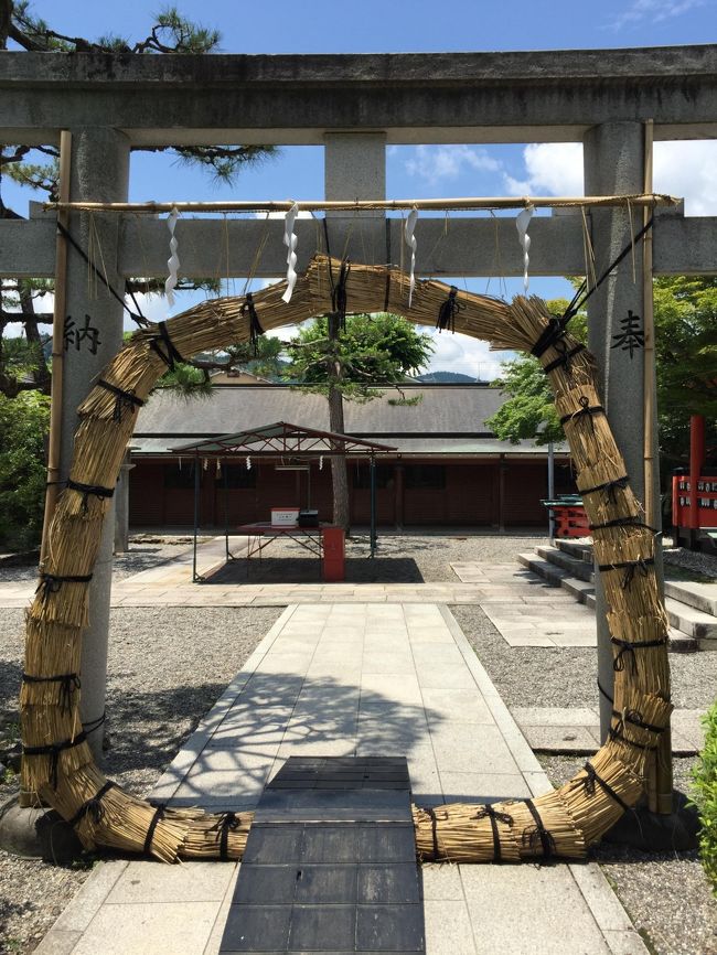 6月の京都で茅の輪くぐりをしてきました。<br />芸能神社でも知られる車折神社は6月中1か月間茅の輪くぐりができます。<br />半年間の穢れを落とした後は、徒歩でのんびり嵐山散策。<br />トロッコ列車にも乗ることができました。