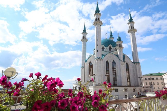 日本の夏がどちらかというと緑のイメージなのに対して、ロシアを含むヨーロッパの夏は、日本の春並みに多彩な花に恵まれている気がします。<br /><br />今回のゆったりモスクワ再訪では、都市訪問が中心で、あまり郊外に出ませんでした。<br />なので、旅行中に撮った花に野花は少ないのですが、街中にもたくさん花にあふれています！<br />とりわけ修道院の中庭は、都会の中の花の宝庫でした@<br />それに、７月ともなると日本ではもう終わっているバラも、ピーク過ぎているあじさいも、ロシアではまだまだ花盛りなのです。<br /><br />街中で撮った花であれば、ロシアらしい建物と一緒に撮るチャンスが、おのずと多くなります。<br />もちろん、ロシアで撮った証拠にならない、花だけの写真も撮りました。<br />だって私はもともと花を撮るのが好きなんですから。<br />ロシア旅行中だって、撮りたければ撮るんです@<br /><br />そんなわけで、また花メインの写真だけで一つの旅行記にまとめてみました。<br /><br />＜2015年ロシア再訪旅行の簡易旅程＞<br />06/30火　職場から成田のホテルに前泊<br />07/01水　成田第２空港からJALでモスクワへ＆モスクワちょっと観光<br />07/02木　モスクワ半日観光＆S7航空でカザンへ★<br />07/03金　カザン観光１日目（クレムリンと国立博物館）★<br />07/04土　カザン観光２日目（現地ツアーに参加）★<br />07/05日　S7航空でモスクワへ＆モスクワ半日観光<br />07/06月　モスクワ観光４日目＆ニクーリン・サーカス★<br />07/07火　モスクワ観光５日目＆ククラチョフの猫劇場★<br />07/08水　モスクワ観光６日目＆ボリショイ・サーカス★<br />07/09木　モスクワ観光７日目（赤の広場とモスクワ動物園）★<br />07/10金　モスクワ観光８日目（モスクワ動物園とプーシキン美術館）★<br />07/11土　モスクワ観光９日目（アルバート街と東洋博物館）★<br />07/12日　モスクワ半日観光＆出国<br />07/13月　成田第２空港着（猛暑のピークの帰宅）<br /><br />※この旅行記の対象の日に★印をつけました。<br /><br />詳細旅程はもう１つのブログ「まみ’s Travel Diarty」<br />（http://4travel.jp/dynamic/jump.php?url=http://mami1.cocolog-nifty.com/travel_diary1/）<br />の記事に、ハイライト写真と共に前後編に分けて掲載しました。<br />http://mami1.cocolog-nifty.com/travel_diary1/2015/07/2015-fd3f.html<br />http://mami1.cocolog-nifty.com/travel_diary1/2015/07/2015-7006.html<br />