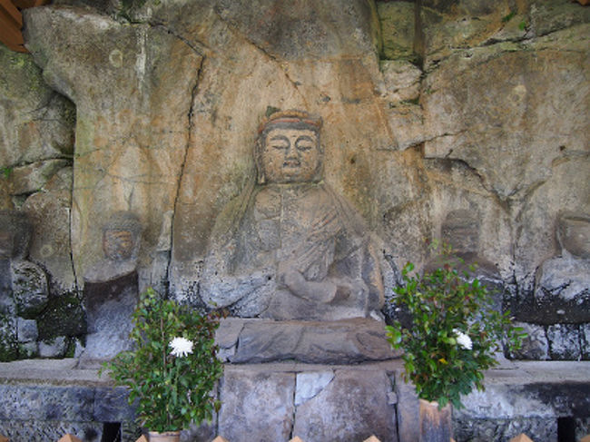 今回の旅行では熊本→大分→宮崎という順で回ってきました。<br />最後の目的地は大分臼杵です。<br />以前、国東半島で見た磨崖仏が印象的だったので、<br />臼杵石仏も一度見てみたいと思っていました。<br />臼杵川南岸、深田の山肌に彫られた磨崖仏群。<br />59体は国宝に指定されています。