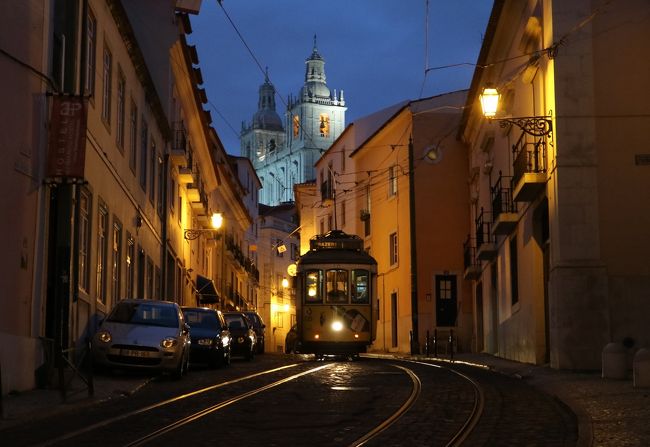 ポルトガル旅行を思い立ったのは、リスボンの古い街並み、狭い路地を抜けるように走る路面電車を、写真におさめるのも目的。<br />観光スポットを巡る28番の路面電車とケーブルカーを撮影した。