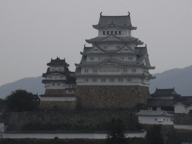 早朝より初めての姫路城を訪ねました。<br />梅雨時期で最後はポツポツと降ってきましたが、堪能してきました。