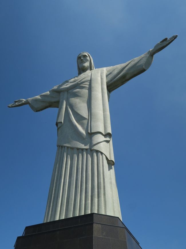 「風の大地」パタゴニアと「大いなる水」イグアスの滝の旅、そのフィナーレはブラジル随一の観光都市リオデジャネイロです。<br /><br />この旅の南米で唯一ともいえる都市観光となるリオは「世界三大美港」のひとつで、優れた景観は「山と海との間のカリオカの景観群」として世界遺産となっています。<br /><br />みどころ満載のリオデジャネイロで観光に充てられる時間はわずか8時間。<br /><br />限られた時間、気になる治安と天候・・・<br />ドキドキの南米の旅最終章です。