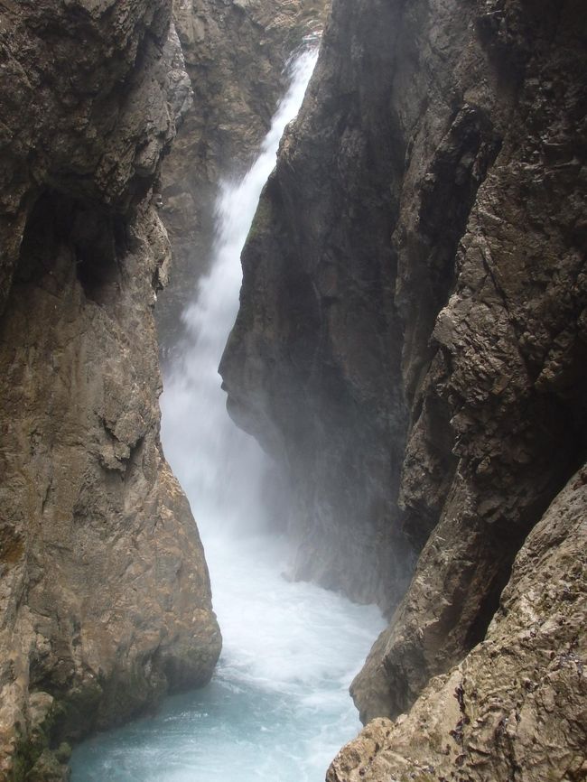 Geisterklamm の渓谷沿いに設けられた鉄路を歩き、やがて山道に入り込んだ後、奥にひっそり佇む滝へ行ってみました。<br /><br />小さいながらも、その水しぶきを浴びると、マイナスイオンいっぱいで不思議なパワーを感じる！<br /><br />澄んだ水の中では、小さなお魚さんたちが悠々と泳いでいました。<br /><br /><br />☆&#39;.･*.･:★&#39;.･*.･:☆&#39;.･*.･:★&#39;.･*.･:☆&#39;.･*.･:★&#39;.･*.･:☆&#39;.･*.･:★&#39;.･*.･:☆&#39;.･*.･:★ <br /><br />【今回のスケジュールです。】<br /><br />7月14日　深夜便　ドバイ乗り継ぎでミュンヘンへ<br />7月15日　ミュンヘン空港着　列車でオーストリアのクーフシュタインへ<br />　　　 〜16日　クーフシュタイン（ Kufstein ）泊<br />7月16日〜18日　ゼーフェルト（ Seefeld ）2泊<br />7月18日〜21日　キルヒベルク（ Kirchberg in Tirol）3泊<br />7月21日〜23日　ゼル（ Soll  Dorf ）2泊<br />7月23日〜25日　ゴイング（ Going am Wilden Kaiser Dorf ）2泊<br />7月25日〜29日　ビヒールバッハ（ Bichlbach ）4泊<br />7月29日〜31日　ミッテンヴァルト（ Mittenwald ）2泊<br />7月31日〜8月3日　ロイターシュ（ Leutasch ）3泊<br />8月 3日〜 5日　オーバーアマガウ 2泊<br />8月 5日〜 6日　ミュンヘン泊<br />8月 6日　帰国便へ<br />8月 7日　帰国<br /><br />