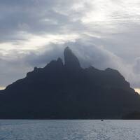 タヒチでCカード取得【その１】出発 ～ "ボラボラ" を自転車で１周。"セントレジス・ボラボラリゾート" からの "オテマヌ山" の絶景！　