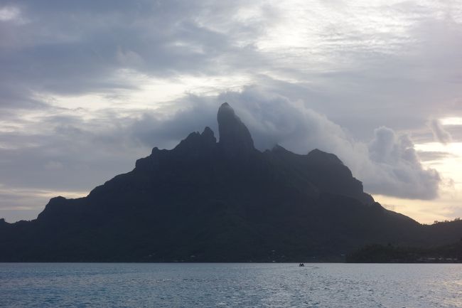 【セントレジス・ボラボラリゾートからのオテマヌ山の絶景 】<br /><br />出張とは無関係な海外は、２０１０年の「イタリア（ミラノ・ヴェネツィア・フィレンツェ・ピサ・ローマ）・スペイン（マドリッド・バルセロナ）・ポルトガル（リスボン）・オランダ（アムステルダム）１２日間の旅」以来、５年半ぶり！久々の「極力、航空券はマイレージで、原則、宿泊はドミトリー」スタイルの旅行です。<br /><br />ＪＡＬさんのマイレージで、エア・タヒチ・ヌイに搭乗できるキャンペーンがあることを知り、だめもとでとりあえずの予約。その後、何度か予約変更を行いながら、実現のチャンスを虎視眈々と狙っていたところ、３月末の異動が決定。異動の直前にそれまでの海外出張で溜りに溜まった振替休日を少しは消化するという理由で、周囲も納得(あきらめ？ or あきれ顔？)の休暇取得。４年間の度重なる出張の後の、またまたの１人旅の申出に渋る（激怒する？）奥様の了解もなんとか頂戴し、ばたばたと出発しました。<br /><br />メインは、ランギロアでのダイビング（Ｃカード取得）でしたが、タヒチに行くなら、ボラボラは必須ということで、まずはボラボラに１泊。<br /><br />ボラボラでの理想の過ごし方は、“高級水上コテージに宿泊、部屋からオテマヌ山の絶景を堪能。朝食はカヌーで運んでもらう、何もしない休日”。<br />リサーチすると、オテマヌ山を眺めるなら、セントレジス・ボラボラリゾートが一番よさそう！でも、100平方メートルを越えるコテージは１人では持て余しそうだし、リゾートへはボラボラ本島からはボートで行く必要があり、いったんリゾート入りすると身動きとりにくそう。何より、一番眺めのよさそうなコテージは15万円以上！ということで断念･･･<br /><br />島の西側のVaitapeに良さそうなロッジを見つけたので、宿泊先はそちらに決定。セントレジスには、夕食のレストランの予約を入れて侵入を試みることに。<br /><br />結局は、ロッジの無料ママチャリでボラボラを１周するという、ワイルドなリゾートライフとなりましたが、日曜日の朝のVaitapeも経験できて、結果的には大満足のボラボラでした！