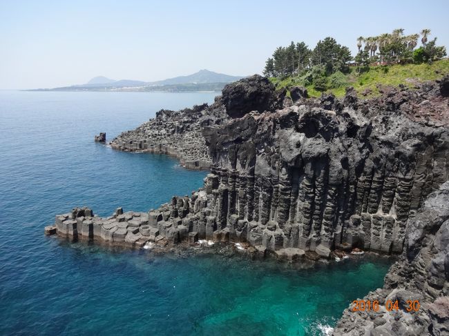 １年前の同じ時期に　キャンセルした済州島のリベンジ旅<br />済州島だけで１０日間。<br />のんびり　息抜き旅行！<br /><br />この処　台湾が多かったので　久しぶりの韓国だ。<br />以前　円高だったので　割安感があったが　今回はそうでもない。<br />しかし、日本に比べたら　何処も交通費は　安い！<br /><br />１０日間も、見る所あるの？<br />と言われそうだが　１０日でも足りないぐらいだった。<br /><br />済州島は　田舎のイメージだったが　思ったより　都会だった。<br /><br />交通が　バスしかない為　個人旅行は難しいと言われているが　バスは本数もルートも多くて　使いやすかった。<br /><br />今回も　たくさんの親切な人と出会えて　人との触れ合いを　楽しめる旅となった。<br />