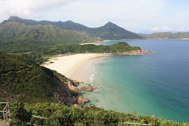 <br />香港に夏が来ました。<br /><br />8年も住んでいる香港、狭い香港、週末は何をしているのか、ゴルフは地上げで練習場すらなくなった。<br />最近有名になりつつある香港トレッキング山登り、夏は行軍の様相になってしまいます。<br /><br />8年かけて行きつくした香港、最後にたどり着いた夏の過ごし方、ビーチで海水浴、ご紹介します。<br /><br /><br /><br />