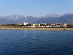 2015.12年末年始二度目のイタリア旅行16- Marina di Pietrasanta桟橋から海，Alpiapuane山脈を見る