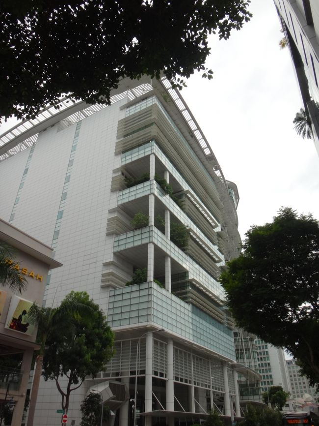 シンガポールには多くの、奇抜ともいえる建築物が有ります。<br />この図書館も、その１つで、ふたつの建物がつながったツインビル構造になっています。<br />所在地はラッフルズホテルの近くですから、便利な立地といえます。<br /><br />図書は開架式ですが国立図書館という、国を代表する地位から見る限り蔵書数が非常に少ない印象を持ちました。<br /><br />建物はデカいですが、開架式蔵書を見る限り、日本の大都市に有る「中央図書館」程度の規模なのです。<br /><br />地下フロアは日本でも見られる、一般図書と雑誌新聞のバックナンバーが並べられた閲覧室と幼児図書室で構成されています。<br /><br />中でも、特徴的なのが児童図書室です。<br />ここは森の中を模しており、テーマパークの様な内装になっていて背の低い書棚と遊具が置かれているのです。<br /><br />この利用者は新聞のバックナンバーを読む年配者、幼児図書の利用者親子、そして自習中の若者。<br /><br /><br />階上の各フロア、休憩ロビーは自習中の若者に占領されています。<br />訪問時、シンガポールは夏休み期間中との事でしたから特に目に付いたのかもしれません。<br /><br />閲覧スペースを利用している学生らしい利用者を観察すると「ペットボトルの飲料・パソコン」の持ち込みを多く見ることが出来ます。<br /><br />そして皆さん、リポート作成や勉強にいそしんでいて、蔵書を読んでいる利用者など皆無なのです。<br /><br />日本では自習室としての図書館利用には否定的意見が多いのですが、ここシンガポールでは、お構いなしの様です。<br /><br />シンガポールは高度のＩＴ社会ですから、国民が情報収集・検索に図書館を利用する必要性など無いのかもしれません。<br />蔵書の偏りもあるし、職員も少ない様ですし。<br /><br />また、e-bookの貸し出しも行われていましたが、学生以外は有料でした。<br /><br />この国は高度に思想言論統制された「明るい北朝鮮」ですから、政治思想関連図書は収蔵されていないのは容易に想像できます。（意図的に選別された蔵書なんか存在意義も有りませんが）。<br /><br />また、日本の図書館で見られる「自由宣言」のようなものの掲示もありません。<br /><br />とにかく、利用者像が見えないという、不思議な図書館です。<br /><br />ただ、ホームレスの溜まり場でないのは良いです。<br /><br /><br /><br /><br />