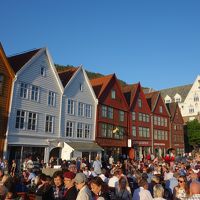 ベルゲンの街歩き。魚市場にブリッゲン地区をぶらぶら歩く。観光客で活気のある街です。