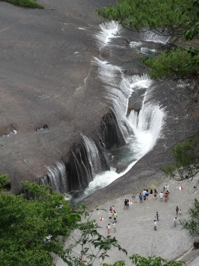 群馬県北西部、沼田市利根町にある老神温泉を訪れました。片品川の渓谷両岸に連なる温泉は、赤城の守護神の開湯伝説を持つ歴史ある温泉です。<br />★渓谷沿いの旅館で、源泉かけ流しの温泉を満喫。<br />★国の天然記念物である名勝「吹割の滝」へ。