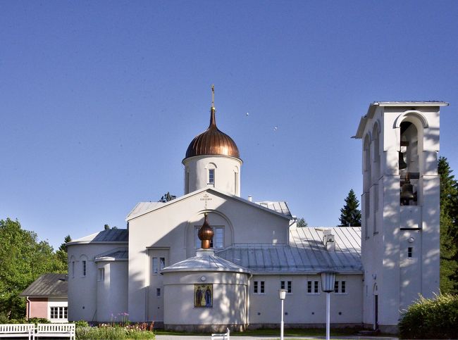 以前、フランスの元修道院(L&#39;Abbaye de Sainte Croix)に宿泊したことがありますが、現役の修道院宿泊は初めてです。日本でいうならば高野山の宿坊に宿泊するのと同じ感じかな？<br /><br />新ヴァラモ修道院<br />フィンランド正教会の唯一の男子修道院です。<br /><br />新ヴァラモ修道院はロシア連邦カレリア共和国のロシア正教ヴァラーム修道院から第二次世界大戦の戦火を逃れるためにフィンランドのへ移り住んだ190人の修道士たちが1940年ごろに建立した修道院。<br /><br />で、現在12名の修道士がいらっしゃいます。<br /><br />フィンランドの中でも特に　新ヴァラモ修道院は時の支配者に翻弄されたフィンランドの歴史およびロシアとフィンランドの関係を感じられる場所だそうです。<br /><br />あまり遠くない時期にこの修道院に泊まるフィンランドツアーが企画されるかも？<br />と　云うのも、こんな所に日本人が！です。<br />日本人を乗せた観光バスが宿泊施設の前に到着。<br />思わず声掛けをしてしまいました。<br />日本各地の旅行代理店の方々でした。<br />フィンランドの新しい観光地発掘？魅力を紹介する為のファムトリップだそうです。<br /><br />フィンランド　その２　修道院に泊まる　篇