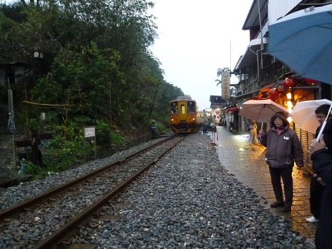 平渓駅・平渓老街 2011/01/25<br /><br />平渓は堤燈で有名ですが、平渓駅・平渓老街も素敵なところです。<br />深杭の親友、圭さんに案内してもらいました。<br /><br />・張家清真黄牛肉麺館で牛肉麺と鍋貼(焼き餃子)