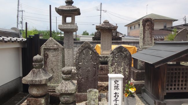 帰りがけに、近松門左衛門「心中宵庚申」のお千代・半兵衛の墓を見せてもらいに来迎寺に立ち寄りました。<br /><br />途中の道路が狭く、溜め池の横に車を置き、お寺さんへは徒歩で往復しました。<br /><br />このあと、昔の京都府立フラワーパークに行きましたが、府立大学の校舎になっており、車を降りずにそのままUターンして帰宅しました。<br /><br />写真は、お千代・半兵衛の墓です。