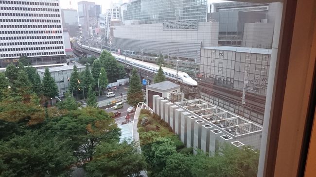 ホテルで目一杯遊びたくて、今回は<br />前から泊まりたかったフォーシーズンズをチョイス。<br /> <br />生憎の雨。<br />でもホテルの中で快適に過ごしすつもりです。
