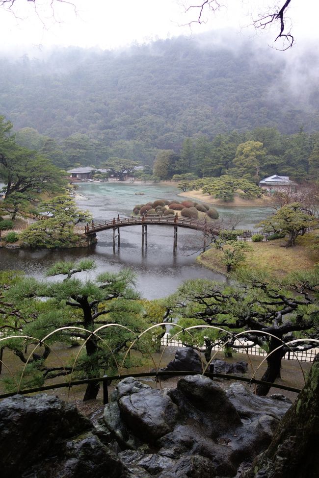 話せば長い事ながら、2年前、兵庫県丹波市「ちーたんの館」を訪れた帰り、谷川駅に隣接する山南町観光協会へ立ち寄ったのが、ご縁の始まり。<br /> 片道徒歩7キロ故に断念していた丹波竜の発掘現場へお連れいただきました。その時の写真を送った事から、その後も交流が続き、今度はその方(以下、爺ちゃんとします)の第二の故郷小豆島へ遊びに来いとお誘いを受けていたのです。<br /> それが今回実現しました。<br /> 有難い事に、小豆島の宿と移動手段は爺ちゃん持ち。思いっきりお言葉に甘えての旅となりました。<br /> Jetstarの高松便を使えば、新幹線の片道以下の金額で小豆島を往復出来ます。お金と時間両方を節約出来る手を使わず済ませる訳には行きません。<br /> どんな時でも余計なお金は使いたくないPHOです。<br /> 成田8：05発のJetstarで高松入りし、空港から10：10発の臨時（？）バスに乗り、高松築港方面にやって来ました。前の旅行記にも有る通り、途中下車してうどんを食べて後、そのままフェリーで小豆島へ渡る手も有りました（11：35発）が、せっかくなので栗林公園を訪れます。何しろ年末年始の喜多方は38年ぶりでしたが、高松は修学旅行以来40年ぶりです(その間高知、徳島、松山各空港にはインしてるのですが、今回の高松で四国4県の空港制覇☆)。<br />当時は旅行最終日で、PHOらが岡山から乗る新幹線に西明石から彼氏のクラスが乗って来る事(修学旅行はクラス単位で行き先異なったのです。1学年150名居るか居ないかの少人数をわざわざ分けなくたって良いのにさ)になってたモンで、観光は気もそぞろ。続けて訪れた栗林公園と後楽園との区別もハッキリしない有り様でした。<br />だもんで、雨は本降りですが、今回はシッカリ観光してます。和舟にも乗りました。その旅行記はこちらです。<br />http://4travel.jp/travelogue/11107312<br />掬月亭はこちら、http://4travel.jp/travelogue/11140503<br /><br />栗林公園について、更に詳しくはこちらからどうぞ。http://ritsuringarden.jp/jp/