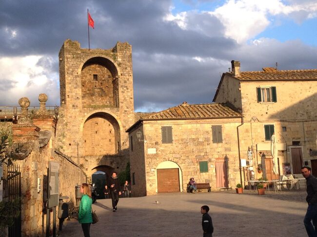 シエナのあたりには　かわいい小さな町が　あります。<br />モンテリッジョーニ（シェナのあたりには　かわいい小さな町が　あります。<br />ダンテの神曲に出てくる小さな町）Monteriggioni<br />そして　Staggia 古城です。<br />イタリア大好き（再び）　<br />美しい街並み、歴史、優しい人達の暮らし。おいしい料理に　最高。<br /><br /><br />＊＊＊＊＊＊＊<br />恒例のイタリア巡りです。<br />イタリアでも　小さな町を　巡ったのですが、　結果的に　<br />チェザーレ　ボルジア<br />（マキャヴェッリが　君主論で、「チェーザレは<br />高邁な精神と広大な目的を抱いて達成する為に自らの行動を制御しており、<br />新たに君主になった者は見習うべき」と褒めている）<br /><br />その彼のストーカーのように　彼の後を　追いかけてました。<br /><br />実は 「ボルジア家 愛と欲望の教皇一族」を 観て以来<br />チェザーレの ファン！！<br />だってね マキュベリも 絶賛, <br />それに ダ ヴィンチも 彼のために 要塞などの<br />設計など て助けしてたのですぞーー<br /><br />本当に優れていた<br /><br />2016年　４月　イタリア<br />４／１６　ミラノ到着　レンタルカーで　マントヴァへ　<br /><br />マントヴァ　世界遺産　Hotel La Favorita泊　１１６ユーロ<br />　　　　　　https://4travel.jp/travelogue/11123618<br /><br />４／１７　チェゼーナ（エミリア　ロマーニャ州）　マラテスタの城を　訪問。<br />　　　　　　チェザーレ　ボルジアが　無血で手に　　　　　　　　　　　　　　　　　　入れた城でも　あります<br />　　　　　　　http://4travel.jp/travelogue/11125543<br /><br /><br />４／１７　リミニ（エミリア　ロマーニャ州）マラテスタ　テンピオを　見学<br />　　　　　http://4travel.jp/travelogue/11126145<br />　　　　　Ego Hotel 2泊　<br /><br />４／１８グラダーラ（マルケ州）マラテスタの要塞、<br />　　　　　　　　　　また　ルクッチア　ボルジア（アレキサンドリア６世教 　　　　　　　　　　皇の娘、チェザーレ　ボルジアの妹）が　最初に嫁いだ　　　　　　　　　　ジョ ヴァンニ　スフォルツアが　住んでいた城。<br />　　　　　　　　　　ダンテの神曲に　パオロとフランチェスカ　の　舞台に　　　　　　　　　　なっ た城。<br />　　　　→ファーノ<br />　　　　→セ二ガリア（マルケ州）セニガリア要塞<br />　　　　　　　　　　　チェザーレ　ボルジアの凄さをみせたセニガリア事件<br />　　　　　http://4travel.jp/travelogue/11132386<br />　　　　　Ego Hotel 2泊　合計２３６ユーロ<br /><br /><br />ウルビーノ（マルケ州）　世界遺産　フェデリーコ・ダ・モンテフェルトロと　 　　　　　　　　ラフェッロの町<br />　　　　　　　　　　　http://4travel.jp/travelogue/11124770<br />　　　<br />４／２０　Citta di Castello チッタ・ディ・カステッロ（ウンブリア州）<br />　　　　　　　　　　　　かわいい城壁の中にある町<br />　　　　　　　　　　　　ここも　チェザーレ　ブルジア　奪い取る。<br />　　　　　http://4travel.jp/travelogue/11138238<br />　　　　　Residenza Antica Canonica　６６ユーロ<br />　<br />４／２１　サンセポルクロ（トスカーナ州）<br />　　　　　サンセポルクロ市立美術館.、ピエロ・デッラ・ フランチェスカの　　　　　作 品を訪ねる。<br />　　　　　　https://4travel.jp/travelogue/11138839<br /><br />４／２２　　　シエナ（トスカーナ州）<br />　　　　　　　Villa San Lucchese Hotel　３泊<br />　　　　　　　http://4travel.jp/travelogue/11124894<br /><br />４／２３　　　モンテリッジョーニ（トスカーナ州）<br />　　　　　　　staggia城<br />　　　　　　　https://4travel.jp/travelogue/11144774<br /><br />４／２４　　　コッレ・ディ・ヴァル・デルザ（トスカーナ州）<br />　　２５　　　キアンテ地区　友の家に<br />　　　　　　　https://4travel.jp/travelogue/11141945<br /><br />4／２６　　　アルバの近く。（ピエモンテ州）<br />　　　　　　　https://4travel.jp/travelogue/11156341<br /><br />４／２８　ミラノ　メルペンサ空港　出発<br /><br />レンタルカー１６－２８／４　１７００ユーロ<br />