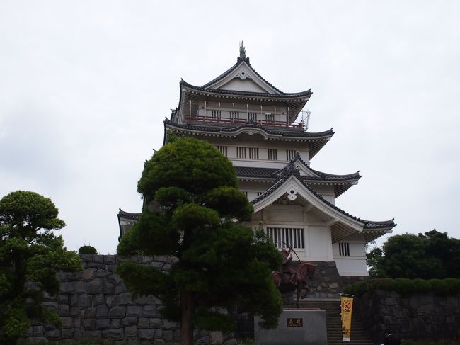 ２０１６年５月２８日、千葉城を訪れて見ました。千葉城という物は本来は存在せず、模擬天守閣があり、資料館になっています。千葉に住んで結構長いですが、暇がなく、今回初めて訪問です。まずは、昔の敷地が公園になって居るので、天守閣入り口までです。