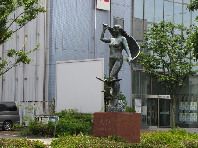 清水の中心街を走る「さつき通り」には、「水と彫刻のある街を創る会」が1980年代に街並みに憩いとうるおいを生み出すため、市民から募金を集めて制作したアート作品の彫刻像が並んでいます。<br /><br />本日はサイクリングで大沢川へ行き、エサを食べる野生のカモ、アオサギなどをバードウオッチングしてから、市街地へ下りてアート作品を見物する。<br /><br />その後中心街のさつき通り?清水港へ移動して、港内の景観と富士山、人びとの賑わいなどを眺めて帰途につく。<br />