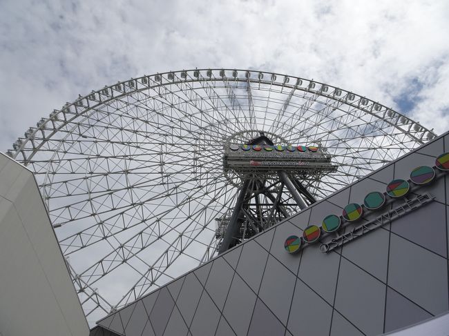 エキスポシティに日本一高い観覧車「ＯＳＡＫＡ　ＷＨＥＥＬ」が出来上がり、７月１日（金）にグランドオープンします。<br /><br />その観覧車が、６月２５日（土）〜３０日（木）にプレオープンします。<br /><br />１２３ｍの高さからの眺望を事前に楽しめるチャンスです。<br /><br />予報では雨でしたが、雲の間に少し青空も見えるような天気、この機会とばかり「ＯＳＡＫＡ　ＷＨＥＥＬ」に乗りに行くことにしました。<br /><br />【写真は、「ＯＳＡＫＡ　ＷＨＥＥＬ」です。】