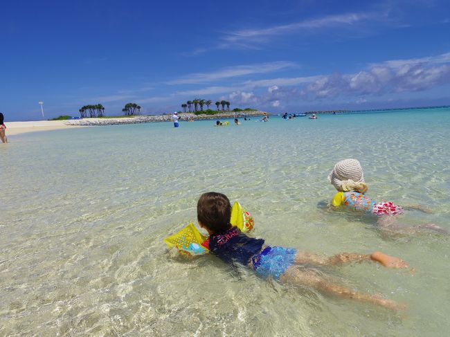 梅雨が明けてすぐ、夏のピークを避けて6月末に沖縄行きを計画。ちょうどピーチのセールがあったので、セールでチケット確保した。また一人で子供二人連れての母子旅行。大学時代の親友でママ友の名護のうちに泊めてもらうことに。行きは平日なので、一人2990円の安いチケットが取れた。私と快2人分プラス座席指定をしてトータル8220円。帰りは週末なので少し高くて4990円のチケット。2人分＆座席指定でトータル11,340円。本当は日曜帰りが良かったけれど、それだと確か倍位したので、土曜日に帰ってくることにした。3泊4日、実質現地2日の沖縄旅行。 <br /><br />6月22日（水）MM505　14:25 NRT - 17:15 OKA<br />6月23日（水）今帰仁、エメラルドビーチ、瀬底島<br />6月24日（水）オリオンビール工場、パイナップルパーク<br />6月25日（水）MM504　11:00 OKA - 13:40 NRT