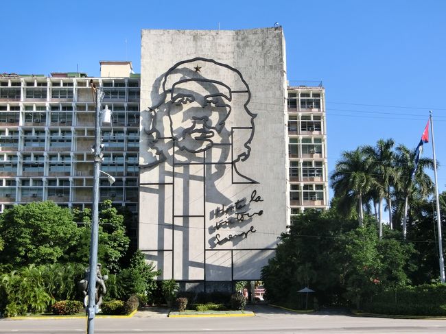 「内務省ビル」は「革命広場」に面する「ハバナの官庁街」にある「２００９年」に設置された「壁に描かれたチェ・ゲバラの肖像」が有名な「建造物」です。<br /><br />隣接している「情報通信省の壁」には「カミーロ・シェンフエゴスの肖像（革命家／無政府主義者）」が描かれています。
