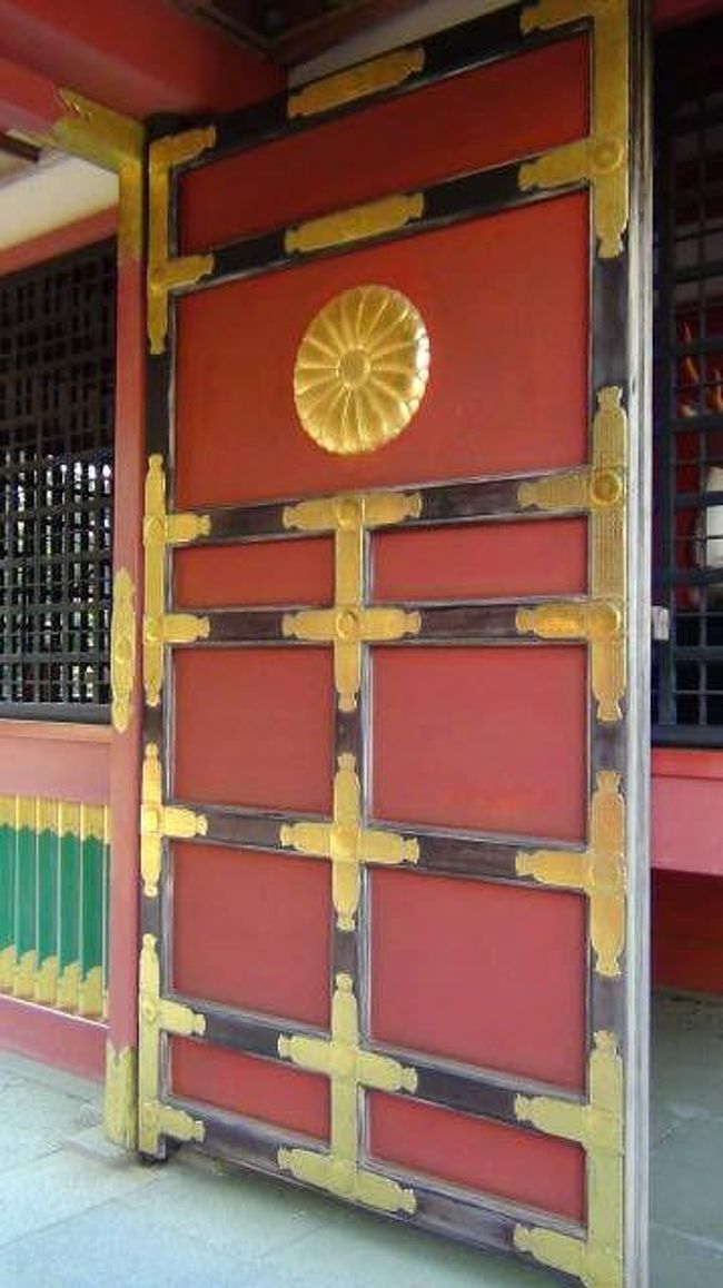 俳聖芭蕉が歩いた「おくのほそ道」をたどります。<br />塩釜神社から松島へ舟で遊覧します。<br /><br />塩釜神社楼門の扉には、菊の御紋があります。