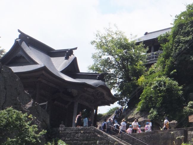 山形駅周辺を散歩した後、山寺に行きました。