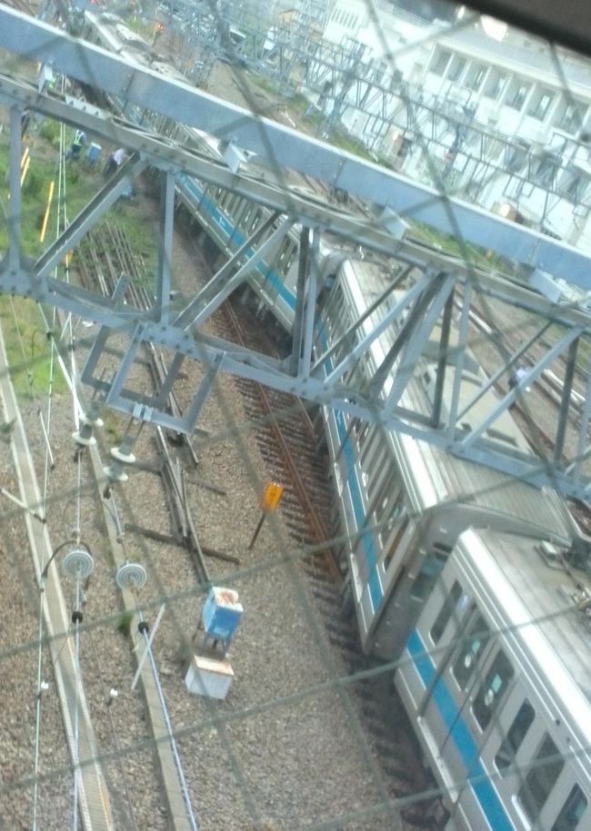 ２０１４年６月１９日に小田急線相模大野駅で電車が脱線する事故が起きました。その様子を写真にしたものです。