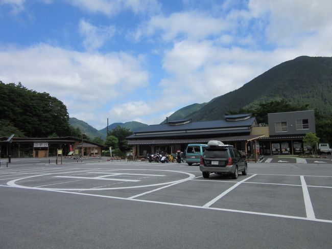 関東「道の駅」スタンプラリー<br /><br />何時の間にやら4回目です<br />今回は初回の山梨編の残りを埋めるべく、山梨県北方面に出かけました<br /><br />途中東京の奥多摩湖や山梨の広瀬湖に立ち寄ったり<br />小淵沢のリゾートアウトレット八ケ岳をひやかしながら<br />最後は甲斐大泉のパノラマの湯で汗を流す事が出来ました<br /><br />今回は天候も良くて甲州ドライブを満喫しながら<br />順調にスタンプを押印して、1日で10駅の訪問ができました<br /><br />今回びっくりしたのは、平日とは言え前回の千葉県と比べて、ほぼ全ての道の駅が閑散としていた事でした<br />逆に千葉県の道の駅が混みすぎなのかもしれませんが・・・<br /><br />「混み混み」なのも嫌ですが閑散しすぎているのも寂しいものです<br /><br />今回も多くの道の駅を訪問したため<br />前編・中編・後編に分けてお届けします<br /><br />前編は、こすげ～たばやま～花かげの郷まきおか　迄です<br /><br />関東「道の駅」スタンプラリー2016<br />対象駅・・・・全165駅<br />前編訪問駅・・・ 3駅（1.8％）<br />合計達成駅・・・37駅（22.4％）<br /><br />山梨県　№10　花かげの郷まきおか<br />　〃　　№17　たばやま<br />　〃　　№19　こすげ