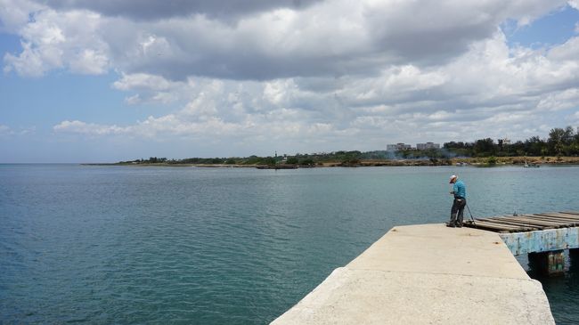 2016年のＧＷはカリブ海に浮かぶ島、キューバへ行きました。スターバックスやマクドナルドが入ってくる前のキューバの街並みを見たかったから。共産国ゆえなのか毎日が驚きの連続でした。<br /><br /><br />今回もスターアライアンスの世界一周チケット（ビジネスクラス）で旅をしました。<br /><br />---------------------------------------------------------------<br />4/29（金）<br />成田空港 →　ヒューストン（アメリカ）　→　パナマシティ　→　ハバナ<br /><br />4/30（土）<br />ハバナ　→　ビニャーレス渓谷観光<br /><br />5/1（日）<br />ハバナ　→　＜車で＞トリニダ<br /><br />5/2（月）<br />トリニダ　→　＜車で＞ハバナ<br /><br />5/3（火）★今回はココ★<br />ハバナ市街観光 + ハバナ近郊コヒマル海岸（車で20分）<br /><br />5/4（水）<br />ハバナ　→　ブエノスアイレス<br /><br />5/5（木）<br />ブエノスアイレス　→　＜フェリーで＞コロニア・デ・サクラメント（ウルグアイ）<br /><br />5/6（金）<br />ブエノスアイレス　→　フランクフルト　→　パリ　→　羽田<br />---------------------------------------------------------------