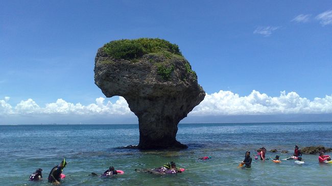 　高雄から墾丁に行く途中の旅程に組み込んだ小琉球島への旅行記です。海浜リゾートとして少し知られているようですが、高雄からの行き方にあまり詳しい案内がないので、そこ（交通機関利用法）を少し詳しく記します。<br />　<br />　これからの時期は台湾の都会に住む若者たちで賑わうリゾート地です。といっても芋を洗うと言った様はなく、美しい海の景色を楽しみながら、こじんまりまとまった静かなときを楽しみたいという人には適いているリゾート地です。<br /><br />　珊瑚礁で出来た島にはいくつもの洞窟があり、景色をつくっています。全体、こじんまりとした景勝地です。島内はレンタルのバイクか電動バイクを使い移動しないと行きたいところへはいけません。特に夏は灼熱の太陽が待っていますから……<br /><br />　夕方にはその日の滞在地、墾丁へと向かいました。