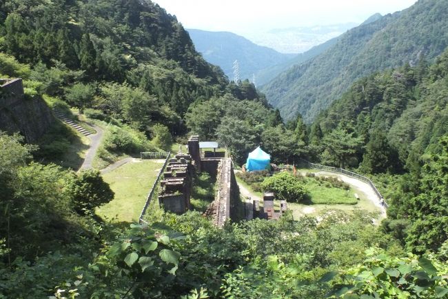 別子銅山の人気は承知していましたがなかなか行く機会がありませんでしたがやっと見学することができました。予想道理の人気ポストで多くの見学者でいっぱいでした。トロッコに乗り坑道の一部を資料館として貴重な当時の機械、道具生活用品等を見ることができました。カメラの電池切れで殆どを写せませんでしたが、少し先の「東平・とうなる」まで走り東洋のマチュピチュを見てきました。名前だけかと思いましたが、４０数年前世界中をバックパッカーしていた時立ち寄ったマチュピチュを少しだけ思い出しました。古い写真を探しましたが破損がひどく少しだけ何とか見える写真が出てきました。雨の中の宇和島城見学となりました。見学者が少なくゆっくり見学でき良い面もありました。足元が悪く広い公園の散策はほんの一部しか歩けませんでした。