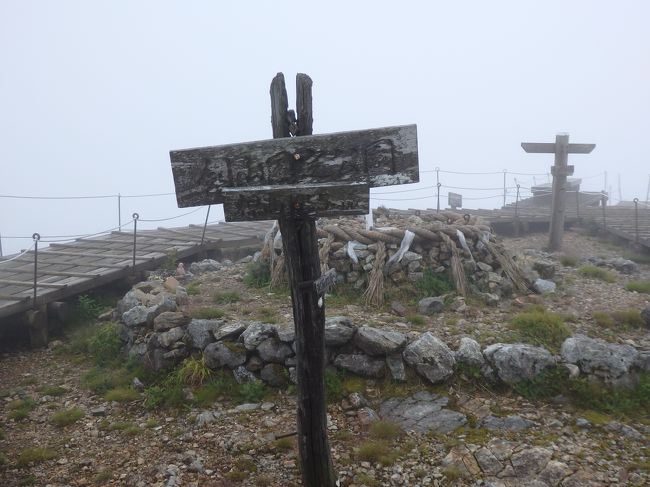 西日本第二の高峰であり、日本百名山にも数えられる剣山。<br />今まで何回も行きましたが、３年ぶりに登ることにしました。<br />ただ、梅雨時期であることも影響して、霧と雨と風！<br />次郎岌までの縦走は諦め、剣山の頂上を単純に目指しました。