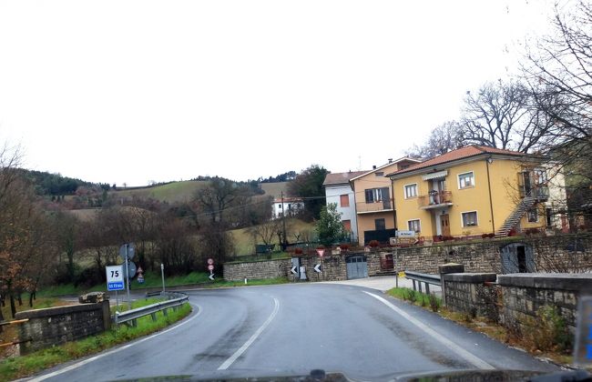 2015.12年末年始二度目のイタリア旅行21-雨の中A14号Fano経由E78号線フラミニア街道をUrbinoに