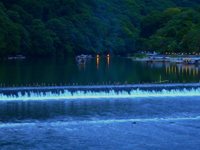 嵐山にも夏の訪れ。そんな様子を見に出かけてきました。<br />ちょうど７月１日から“大堰川うかべる舟のかがり火にをぐらの山も名のみなりけり”（在原業平）の歌にある鵜飼いが渡月橋の少し上流の大堰川で始まっていました。