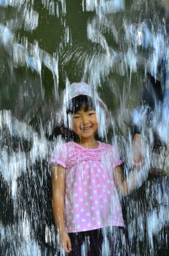 水のカーテン....涼しそうですね。<br />人工物の滝です。<br />夏場は子供の水遊びができます。<br />ここが面白いのは滝の内側を通れるところ。<br />子供は面白がって何回も通ります。<br />水しぶきはほとんどかからないので大丈夫！<br />マイナスイオンをたっぷりと浴びれます。<br /><br />一度通り過ぎたが、絵になるので再度登場してもらう。<br /><br />ここは、<br />みのかも健康の森です。<br />岐阜県と美濃加茂市が治山事業の一環として<br />共同で整備した生活環境保全称といわれる<br />森林レクリエーションエリアで、平成7年4月に開園しました。<br /><br />128ヘクタールもの広大な広さを誇る健康の森には、<br />ヤマザクラやヤマツツジ、カエデなど50種4万7千本もの木々が、<br />延長5,600メートルにも及ぶ園内に巡らされた歩道沿いに植栽され、<br />四季を通じて開花や紅葉、森林浴が楽しめます。<br /><br /><br />花木が季節を彩り、森林浴や林内散策を、<br />また「777段の階段」の先にある展望台<br />「よろこびの砦（とりで）」からの眺めば、<br />伊吹山、御岳山、恵那山などが望めます。<br /><br />最近は、あじさい祭りに下に降りて撮ってます。<br /><br />美濃加茂市山之上町の「みのかも健康の森」、<br />市の花、そして、梅雨を彩るアジサイの、<br />この季節の風情を多くの人に楽しんでもらおうと、<br />「第17回あじさいまつり」が開催されました。<br />去年は、大雨で行かず1年ぶりに<br /><br />みのかも健康の森には約600株のアジサイが<br />あじさいの池を巡る遊歩道沿いや、斜面に植えられます。<br /><br />交通のご案内<br />■JR高山線　　　　　　ＪＲ美濃太田駅下車→車で20分<br />■国道418号　　　　　　中部台入り口交差点（消防車庫がある交差点）　<br />　　　　　　　　　　　　を北へ→車で8分<br />■東海環状自動車道　　美濃加茂ＩＣ→41号バイパス（川辺方面）を経て　<br />　　　　　　　　　　　県道山之上古井線を三和方面へ→車で10分<br />■国道41号　　　　　　国道41号を直進し、41号バイパスを経て　　　<br />　　　　　　　　　　　県道山之上古井線を三和方面へ→車で10分<br />みのかも健康の森<br />http://mkkenkounomori.sakura.ne.jp/<br />　　　（リンクが間違ってましたので訂正しお詫び申し上げます・）<br />以前は、「みのかも健康の森」真夏に行き、涼しい環境を求めて・・・。<br />最近は、あじさい祭りに立ち寄らせてもらいます。<br /><br />　　＿／＿／＿／＿／＿／＿／過去の＿／＿／＿／＿／＿／<br />　　　みのかも健康の森・第15回あじさいまつり（2014）<br />　　　　　　http://4travel.jp/travelogue/10901188<br />　　　みのかも健康の森・第14回あじさいまつり（2013）<br />　　　　　　http://4travel.jp/travelogue/10787779<br />　　　みのかも健康の森・第13回あじさいまつり（2012）<br />　　　　　　http://4travel.jp/travelogue/10684045<br />　　　みのかも健康の森・第11回あじさいまつり（2010）<br />　　　　　　http://4travel.jp/travelogue/10473569<br />　＿／＿／＿／＿／＿／＿／＿／＿／＿／＿／＿／＿／＿／