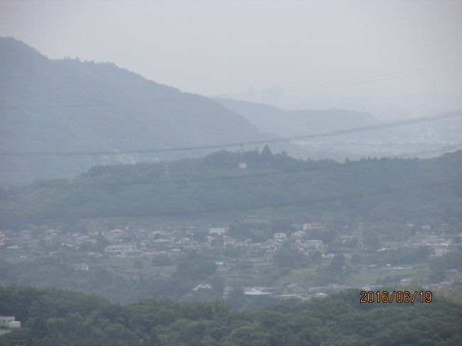 石老山顕鏡寺。古いお寺である。真言宗の古刹で観音菩薩をご本尊とする霊場だ。相模野の三ヶ木（みかげ）盆地を眼下に見下ろす見晴らしの良い高台に立っている。寺の縁起を読むと、今から１０００年以上前の建立となっているから、相模の中でも古いお寺に違いない。同じ相模にある大山寺からは良弁聖人が出ていて、東大寺の大仏を建立しているが、ここ顕鏡寺はそれに次ぐ位古く、当然ながら鎌倉時代に建立された建長寺他鎌倉五山などよりは、遥かに古い創建である。<br /><br />３０段程の石段を上ると正面に鐘撞堂が見える。今は車道が出来ていて、迂回して車で参内できるが、車の無い時代にはこの山道を登って来る他なく、先の巨岩の間を抜けて漸くこの石段を登り、寺に来るしかなかった。盆暮れ春秋のお彼岸や法事の際に、里の人々はその度ごとにこの山道を登り、寺までやってきた。漸くこの石段の真上に鐘楼を見た時は、誰しもほっとしたに違いない。<br /><br />石段を上がって、更にもう一段高い場所に鐘撞堂があり、この鐘は年ごとの大晦日に１０８回撞かれ、多分その模様はいつかのＮＨＫの「往く年来る年」に放映されたであろうが、その鐘楼の右手に小さな冠木門があり、多分それは山門を成しているのだろうが、その門を入った先に顕鏡寺本堂がある。本堂は比較的新しく、戦後のいつか再築されたであろうが、平安時代の最初の草庵から数えて何世代目に当たるだろうか・・。<br /><br />高台に立つ本堂からは眼下の集落とその先の丹沢の山々が遥かに見渡せた。寺の縁起によれば、平安時代の初め頃の貞観年間、源海上人がここに草堂を結んだという。実に眺めの良い、風光明媚な場所に庵を結んだものである。白蓮さんも生前きっとこの場所から今のこの光景を眺めていたに違いない。