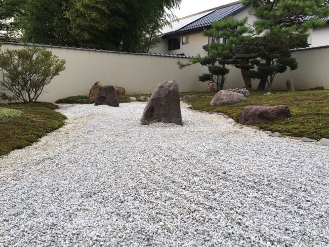 先日のお休みの日に夫婦2人で金沢にある願掛け寺で有名な香林寺へ久しぶりに行ってきました。<br /><br />ここは夫婦2人の思い出の場所。<br />子どもを授かる時も安産祈願や子どもの入学などなど大変お世話になっています。<br /><br />ここに来ると第二の故郷の様な安心感がありますね。<br /><br />今回は願掛けではなく金沢旅行へ来たので少し寄らせていただきました。<br /><br />いつ来ても思いますがお庭がとても綺麗。<br />お手入れがされていて今回は特にこの枯山水の庭造りが心癒されました。<br /><br />美味しいものを食べて香林寺さんへ寄って夫婦2人、大満足の金沢旅行ができました。<br /><br />他にも秋には白い彼岸花で有名なのでまた見に行きたいですね。<br />四季折々の草花に会いに行きたいものです。