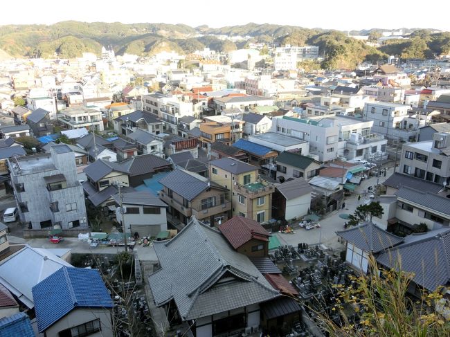 「勝浦朝市」は「勝浦市で開かれる朝市」で「輪島朝市（石川県）」「宮川朝市（岐阜県）」と並ぶ「日本三大朝市」のひとつに数えられている「朝市」です。<br /><br />「勝浦朝市」は「１５９１年（安土・桃山時代）」に「勝浦城主の植村泰忠」が「農水産物の交換の場」として開設したことが始まりと伝えられています。<br /><br />写真は「遠見岬神社」から見た「勝浦朝市」が行われている「下本町朝市通り」です。  