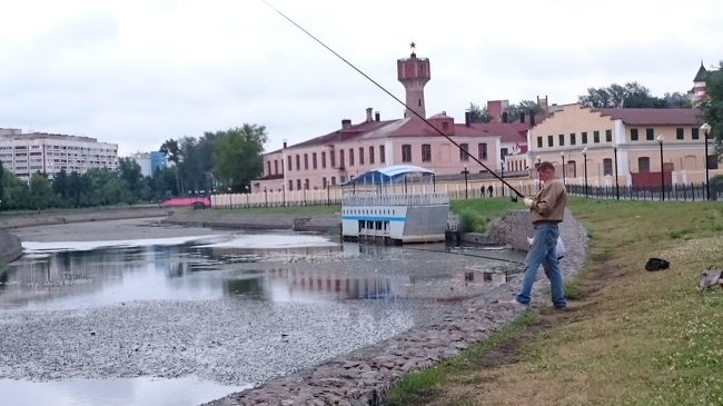 イヴァノヴォは、ロシアの風景画家がインスピレーションを得た町プリョスに軽装で一泊旅行する拠点として旅程に入れた産業都市です。<br />繊維産業で発展した近代の都市で、現在は大学町でもあるようです。<br />観光スポットがないわけでもないけど、外国人観光客が敢えて行くところではないでしょう。<br /><br />なので、到着日の本日は、代理店経由で車と英語ガイドを手配し、パレフに行きました。<br />パレフでは スマフォで写真を撮っている余裕はありませんでした。<br /><br />パレフから帰った後、夕食食べに行きがてら、ちょっとだけ町歩きしました。<br />絵にならない街角の絵になるシーンを探しながら。<br />その気になれば、被写体はいくらでも見つかりました。<br />ただ、雨に降られたので、一眼レフは取り出せず、コンデジと、時々スマフォで撮影しました。